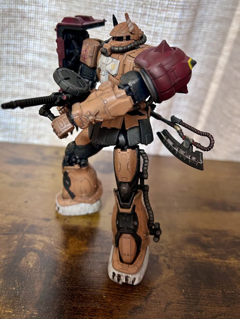 モノアイやザクマシンガンのドットサイトはキャンディ塗装後にUVジェルで硬化しています。