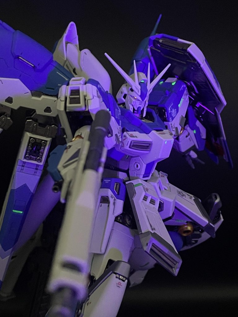 サイコフレーム的な箇所を発光させて覚醒状態をイメージしました。