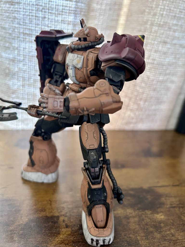 膝の内部フレームはエナメルで塗装しています。つま先の爪ペイントは手描き。汚し表現なのでペイントも剥がれるだろうと歪さや掠れを意識して描きました。