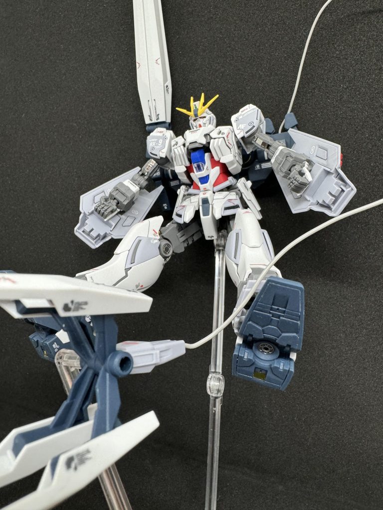 インコム射出状態。B装備といえば、このポーズですよね。実は足裏にもエッチングパーツを使っています。このポーズの時にちらりと見えるのがカッコいい!と思ったんですが、立ちポーズでは見えないのが悲しい。