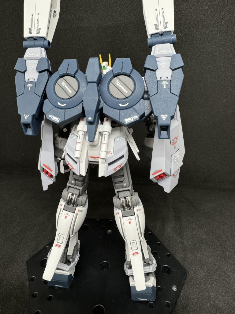 背面から。いつもラインデカールが余るので、今回は排気口付近に使ってみました。ラインデカール上手く使える人尊敬します。