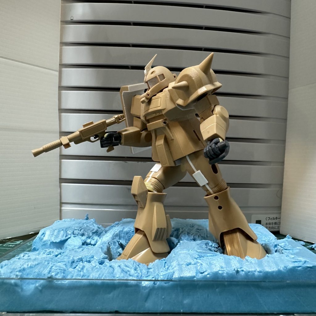 アルミ線接続で固定ポーズに。台座はポリエチレンフォームに粘土を盛りました。シールド裏の肉抜きもプラ板で埋めています。