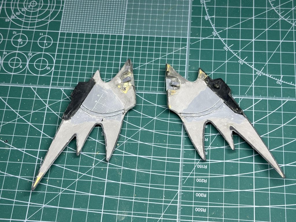 羽。プラ板と軽量パテでやることで重さは解決しました