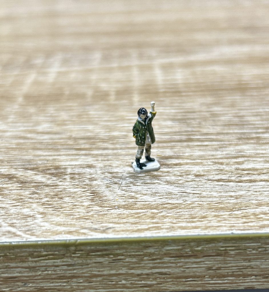 1/100ミカヅキ君(約1cm)初めて塗ってみました。ルーペ様々