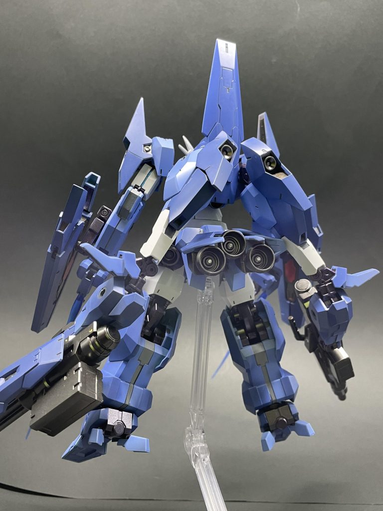 ソーンの背中に丁度良い穴がありましたので、そちらに脚パーツを取り付けました。ウルとソーンのパーツのみで構成しました😄