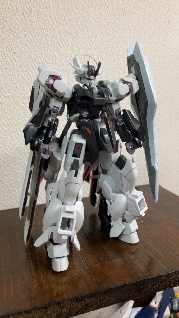 三枚目は、シュバルゼッテの改造機です弟が前にシュバルゼッテを買ってきて作ってる所を見て作りたくなり買ってきましたその後、弟のシュバルゼッテが壊れたので貰い改造しました