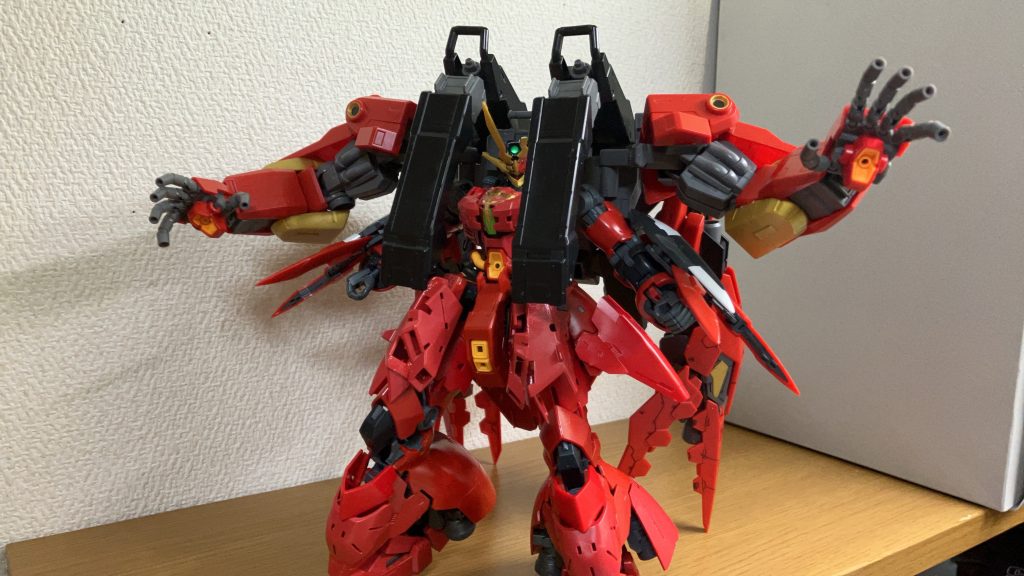 四枚目は、弟が初めて改造したRGサザビーです初めて改造して見たいと言いアドバイスをしながら作った結果、案の定ゴツくなりました後、弟には写真を上げていいと許可を貰ってますRGの改造はリスクがあるのであんまりオススメはしないと弟に言いましたが改造を強行、結果いい機体出来て安心しています今後ゴツい改造はしないと言ってます・・・・・さて、弟をゴツい改造の沼に沈める準備でもするかぁ(嘘)