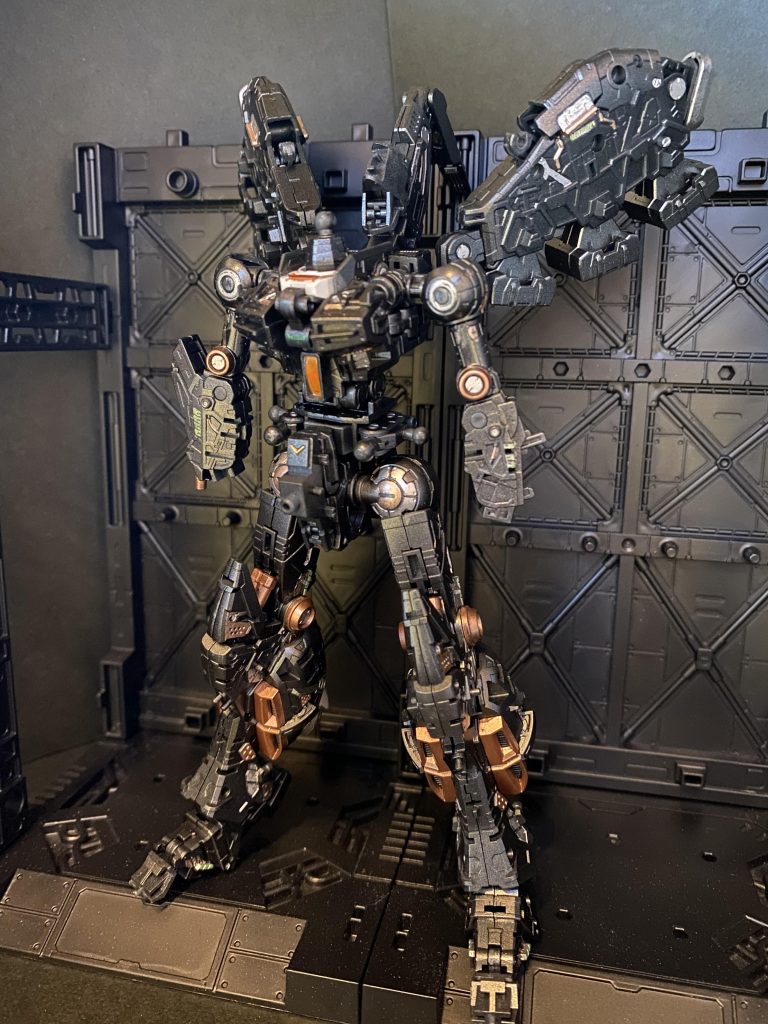 内部フレームもガンメタで全塗装した上にカッパーとシルバーでディテールに部分塗装していきました。隠れるのが勿体ないくらい情報量が多く、フレームだけでも飾りたいくらいです。