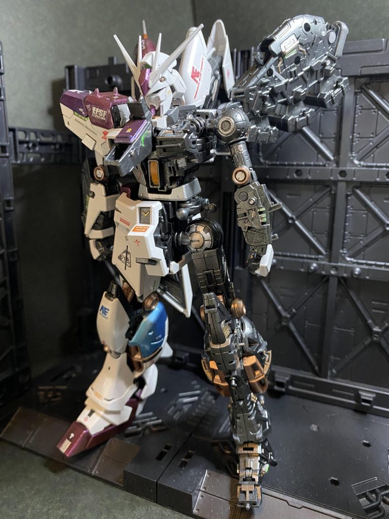度重なる納期の短縮により、ルナ・ツー会戦の時点では急造品の域を出なかったνガンダムであったが、実戦投入された1号機のデータや、アムロ・レイ大尉からの改善案を、予備パーツから組み上げられた2号機にフィードバック。充分な開発期間を経て完成系とも言える機体が、アナハイム社のフォンブラウン工場にて今まさにロールアウトの時を迎えていた。