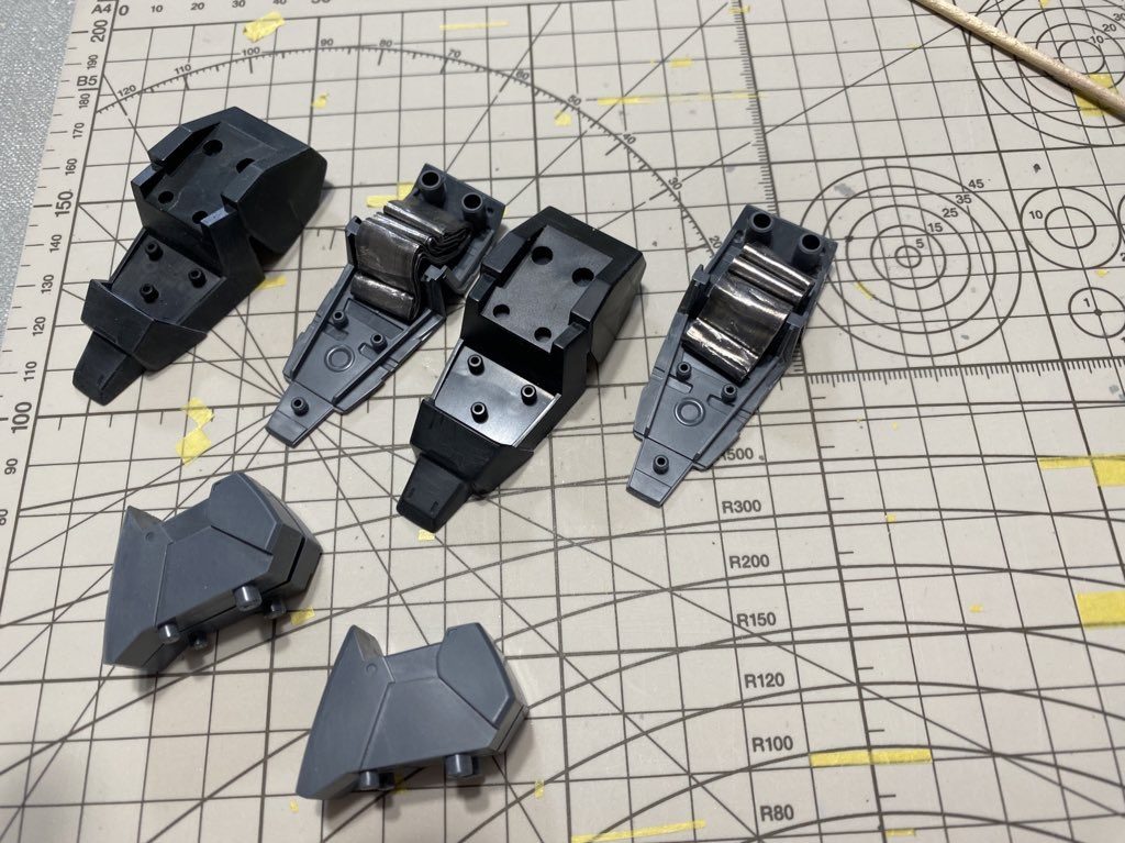 足には鉛を入れて、安定感を増すようにしています。爪先側があまり盛れておらず、踵で全重量を乗せてる感じで、改善の余地ありかなぁ。