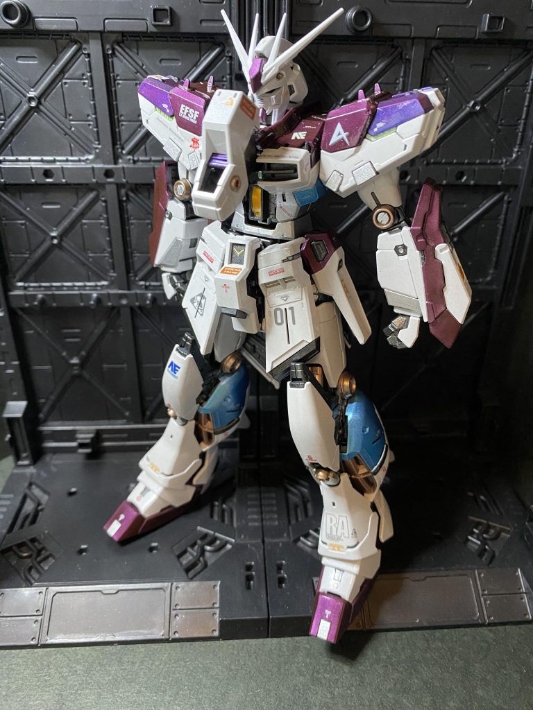 「大尉!ハイニューガンダム、全ての工程を終えようやく完成しました。」「ありがとうチェーン。留守中にコイツのこともほぼ任せきりになってしまって済まない。」「いいえ。ブライト司令からは身体の事もあるからラー・カイラムには乗せられないって言われたのに、月でいる間も何かせめてもの仕事をってせがんで貰ったお役目だもの。私にとってはどちらも可愛い子供よ。」