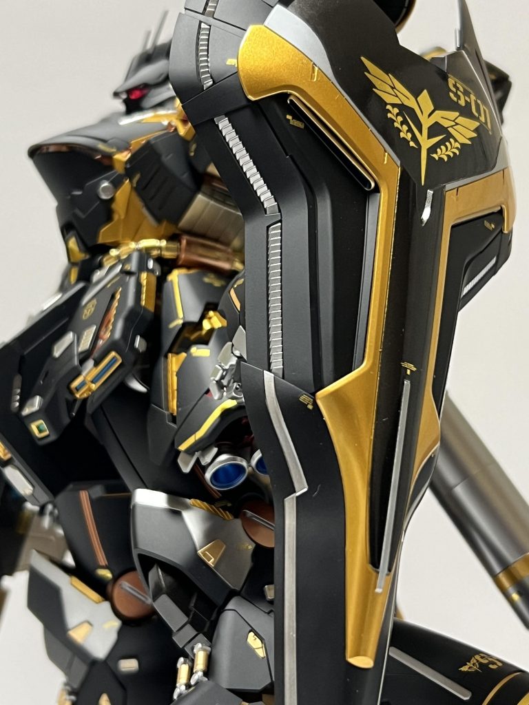 部位によって、つや消しと光沢を使い分けることで、メリハリと立体感を演出できるよう工夫しました。