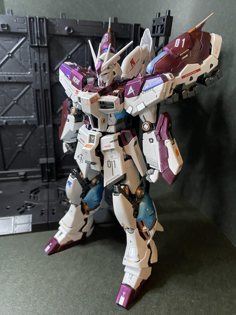 銀色のフレーム状パーツを外した状態も補強前みたいなシンプルさがあって好きです。ハッチオープンギミックは、サイコフレーム露出ギミックと解釈して、増設されたサイコフレームっぽいパーツを蛍光グリーンで塗装しました。