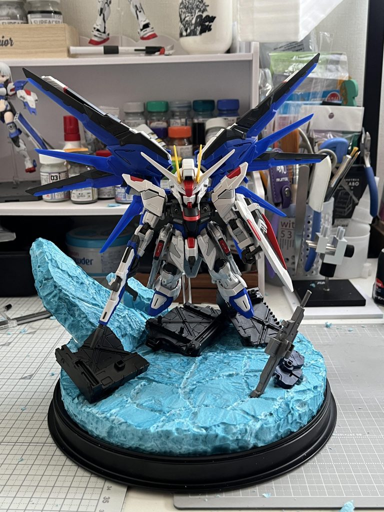 毎度おなじみハンダゴテで岩肌をつけてます。