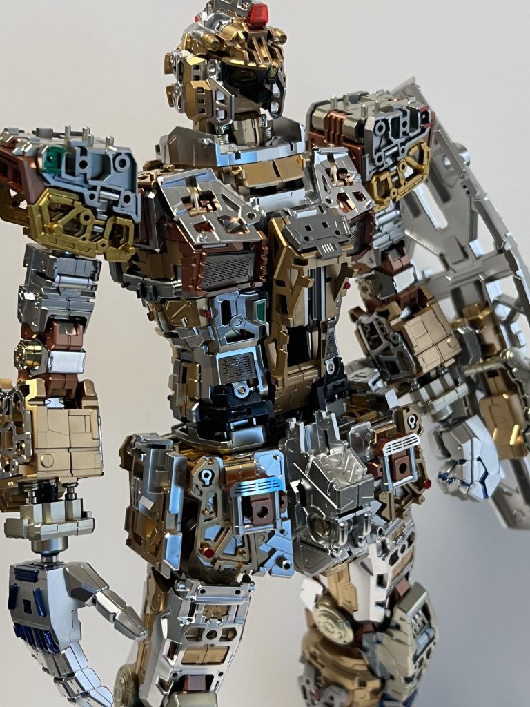 ご覧いただくとお分かりいただけるとおり、関節等の内部のパーツも全て塗装してあり、シルバー部分は主にメッキ調に仕上げております。ただし、元々メッキ調になっているパーツは、そのままで十分綺麗なため、ゲート跡が目立つ部分のみリタッチ塗装で仕上げております。