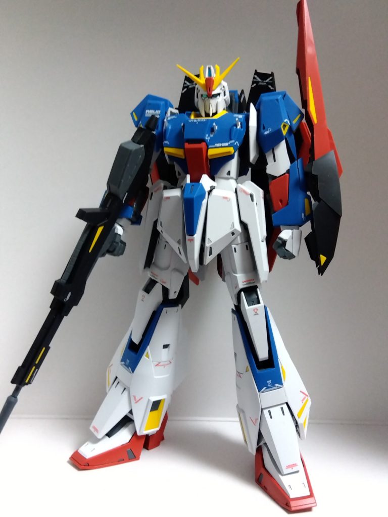 デカール貼ってつや消しで終わり。それでこの完成度。特に青色の部分は塗装するのが嫌になってくるくらい成型色がきれいだなと。えぇい、バンダイのガンプラは化け物か？と言いたくなりますね。