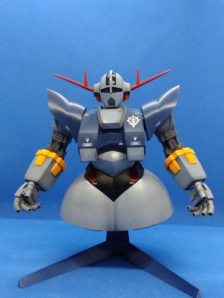 スカートはスジボリではないけど、なんだかうっすら線が見えるような感じになるとよいなぁと塗装しています。どうでしょうか？