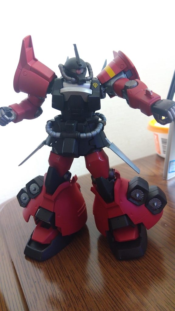 しーかーしー問題は塗料の方。写真を見ればわかるとおり、ある程度、もう剥がれ始めてます。噂の高級塗料、シタデルを使ってみたものの、塗って乾いた後に組み立ててみると結構、塗膜が剥がれる……ついでに、トップコートをかけても微妙に剥がれてる部分が。更に、ミスターウェザリングマスターを使うと余計にシタデルの塗膜が剥がれる。これは自分が原因なのかな?シタデルの扱い方が、まだ自分には未熟なのかもしれない。