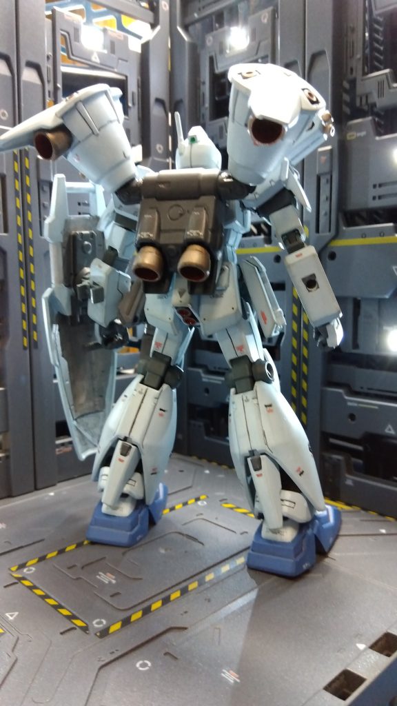 背面 シールドはGP01、右腰にジェガンのサーベルラック、ランドセルはプラ棒で接続。