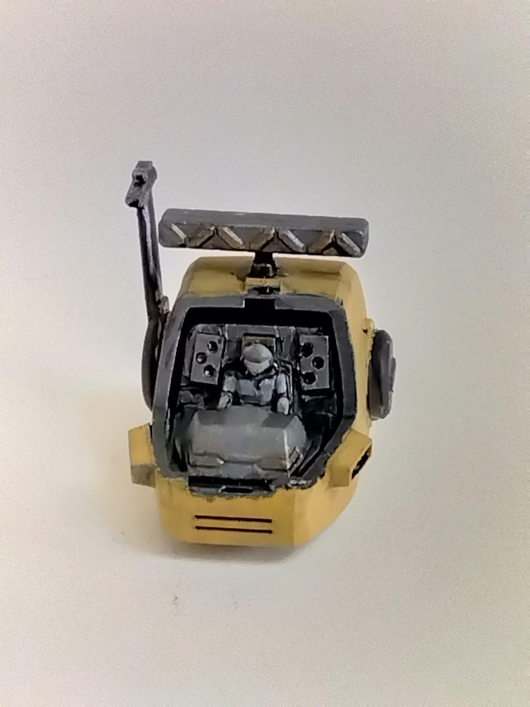 コクピット内はプラ板でディテールアップ。パイロットは彫り直して地上軍っぽくしました。