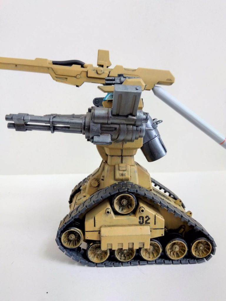 側面図。左肩部のガトリングはパワードアームズパワーダーを、カバー部はプラ板とMSGを組み合わせています。