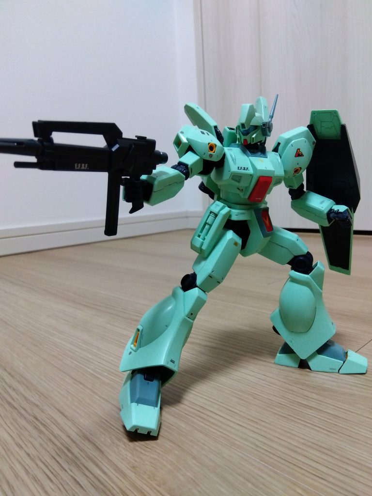 今までHGばかり作ってきたので、MGは初めて作成しました。コレは素晴らしいキットですね。色分けは完璧だし作りやすいし造形もカッコいい。