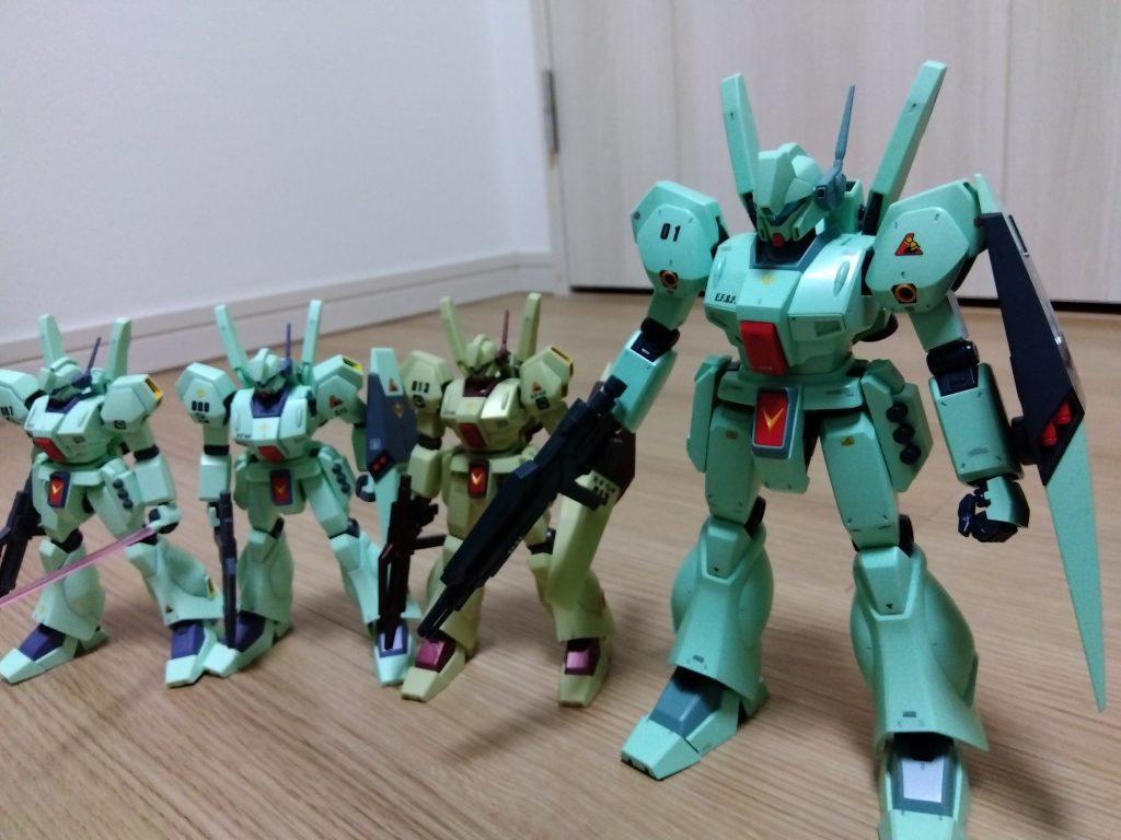 今まで作ってきたHGと。左から一体目、二体目、アクシズショックカラー。1/144と比べるとやはり大きいですね。