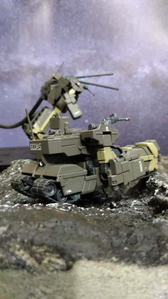 アンテナを立てたらRCカーのような感じに。アンテナをもっと細くすれば良かった