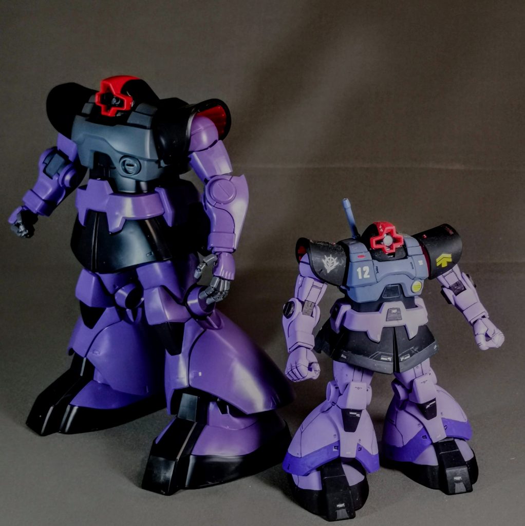 ここからは制作工程を説明します。１．まずは、素組みです（右側は昨年制作したHGドム）