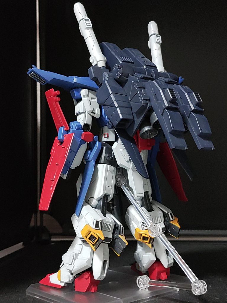 リアバックパックはディテールとインパクトを両立させました両膝を挟む脚部ブースターユニットは、本来のZZガンダムは丸味を帯びており、ここだけ全体の線の統一性がありませんでしたマスターピース版では、ここが角張っており、それを再現するためHGデミバーディングの脚部ブースターを2機分、流用して作製しました