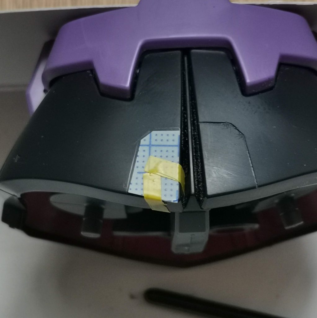 ２．ディテールアップのため、各部にスジボリを施します。また、プラ版も追加しました。