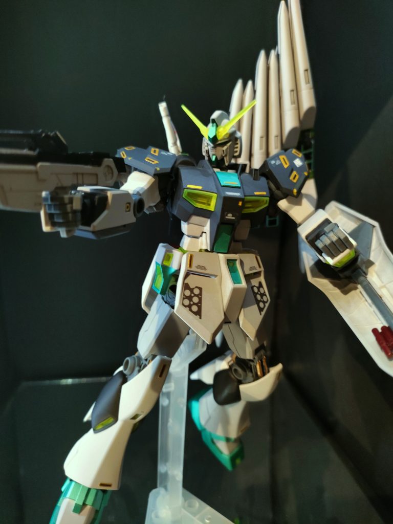 EGにはファンネルが付属してないので、フェイクニューウェポンのファンネルをつけてます。逆に量産型っぽくてお気に入りです。