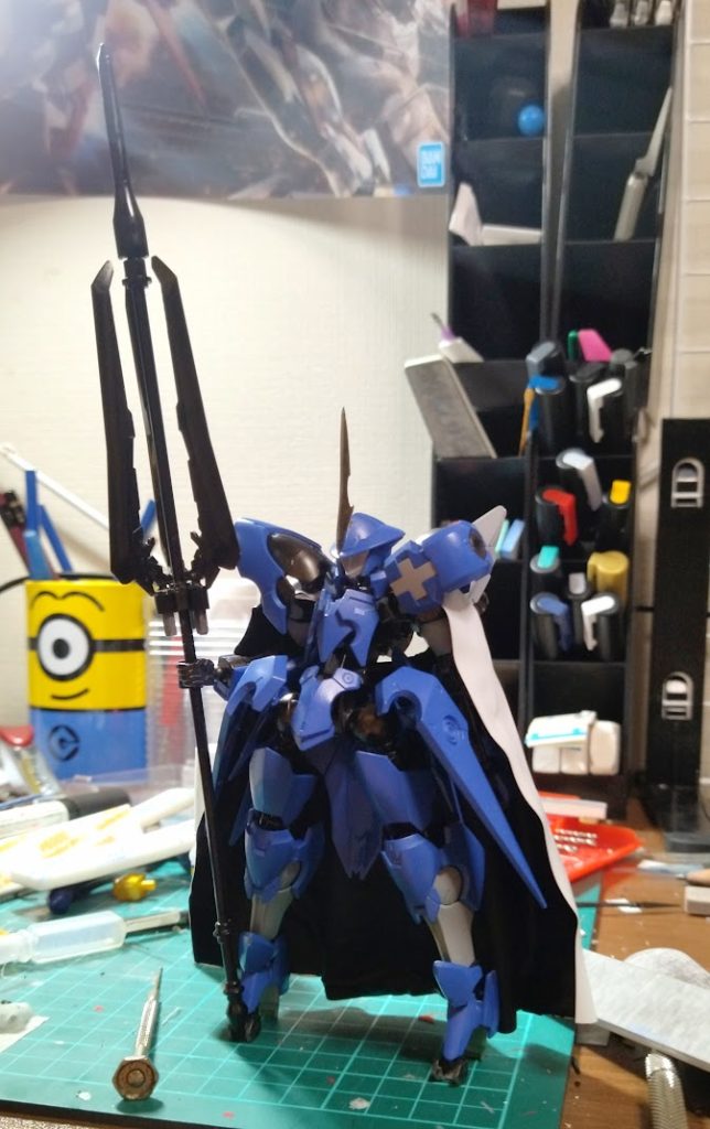 製作中の写真をほとんど撮っていなかったのでこれしかないのですが、とりあえず青とフレームを塗った状態。ここから筆で部分塗装をしていくのですが、この時点でアンテナが接着されており塗装がめんどくさくなるであろうことが発覚したため、この後アンテナを脱着式に改造しています。絶対無理だろと思いましたが、意外とやればできるものなんですね。今でも破損防止のため固定はしていません。