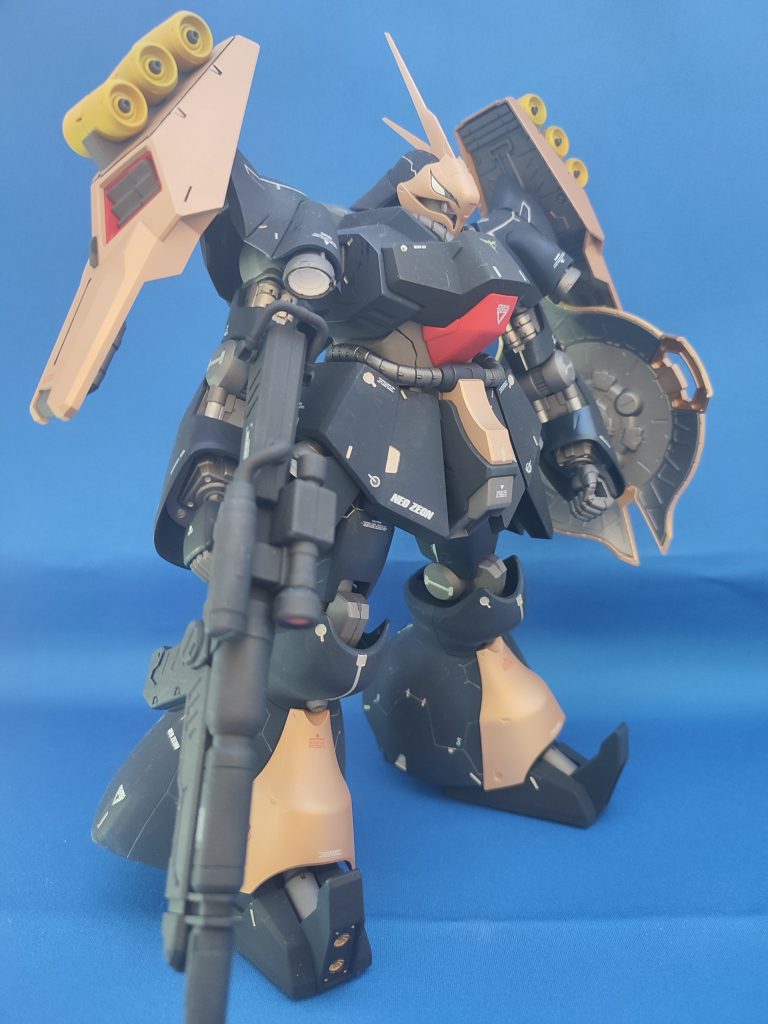 【使用塗料】　メイン　　：ガイアカラー　　　　　　　　プリズムブルーブラック　金色部　　：ガイアカラー　　　　　　　EXゴールド　関節部　　：ガイアカラー　　　　　　　メカサフ ガンメタ　ファンネル：ガイアカラー　　　　　　　プライマリーメタリック　　　　　　　イエロー 