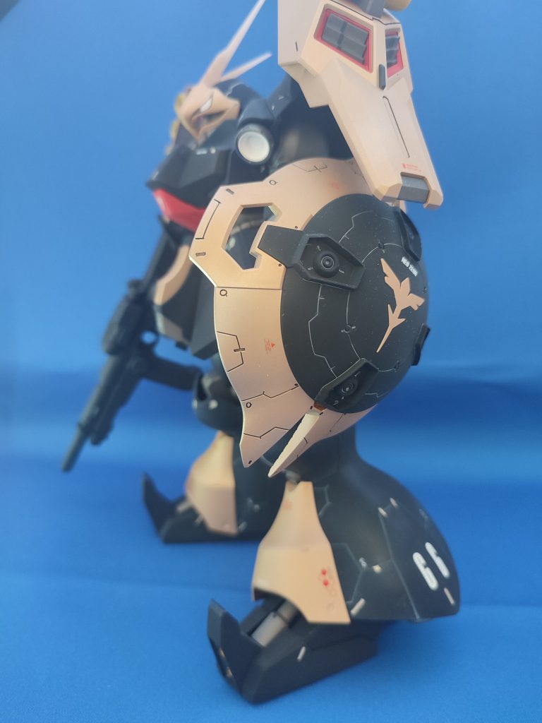 スミ入れは、エナメル塗料のシルバーを希釈して色の濃い部分が映えるようにしてみました。全体に水転写式デカールを貼り、仕上げに水性ホビーカラー　プレミアムトップコートUVカットスムースクリアー(つや消し)でつや消し仕上げとしました。