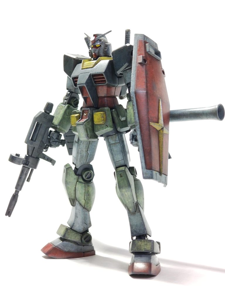 スカートの前後の四角い部分がグレーのパターンもありますが黄色に。頭も白が公式な気がしますが完全に浮くので、手足のグレーと同じ色にしました。モールドorディテールは多少埋めたり、足したり、作り直したりしてます。まあ全然わからない程度です。