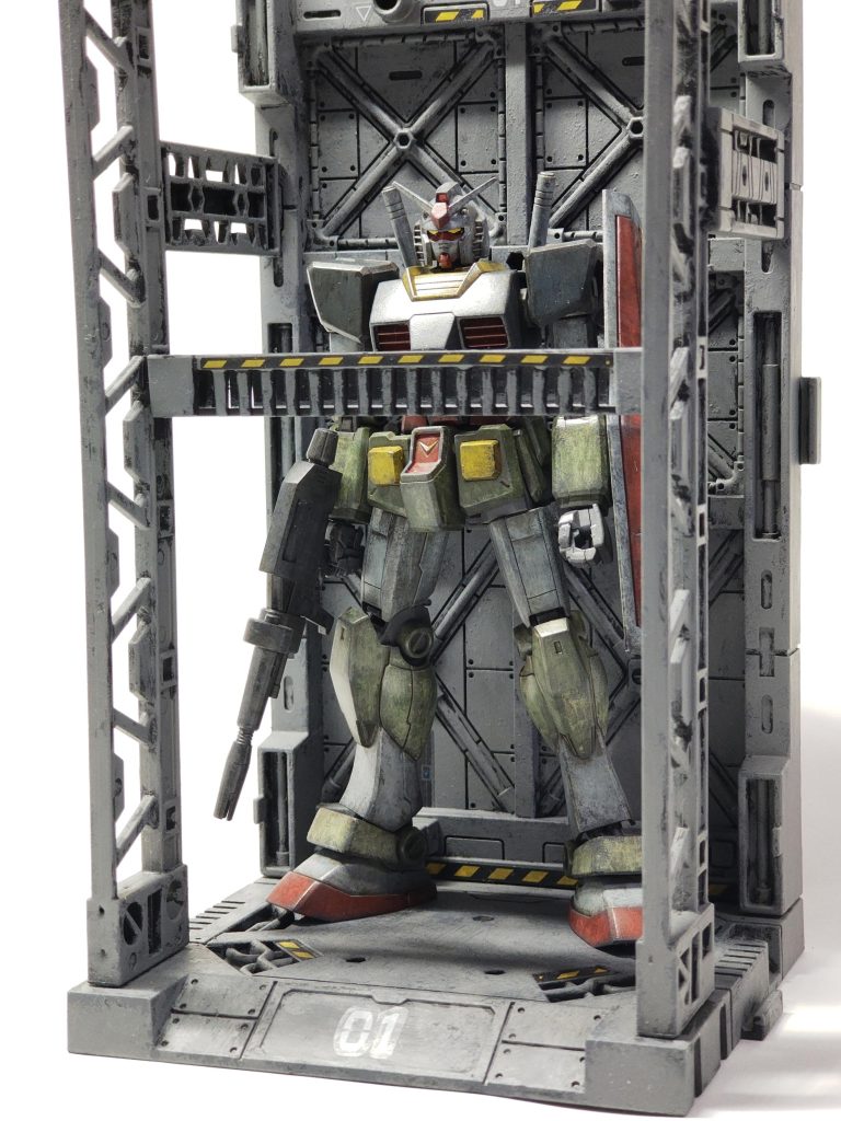 100均ドッグ+専用デカール少々。ラッカーのつや消し吹いて、適当なグレーを2色、モールドを塗り潰さないように適当にバシバシ塗っただけ。最初からなのかいつのまにか左の柱が曲ってました。