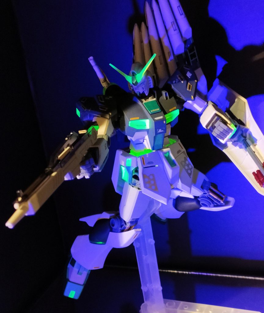 クリアパーツがブラックライトでビコーンします✨サイコフレームっぽくてなかなかいい感じになってると思います。