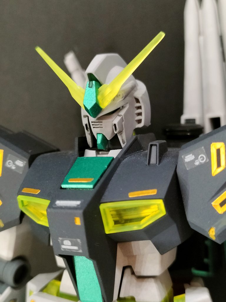 縦のアンテナは切断しちゃいました。バルカンのスミ入れ忘れてる💦