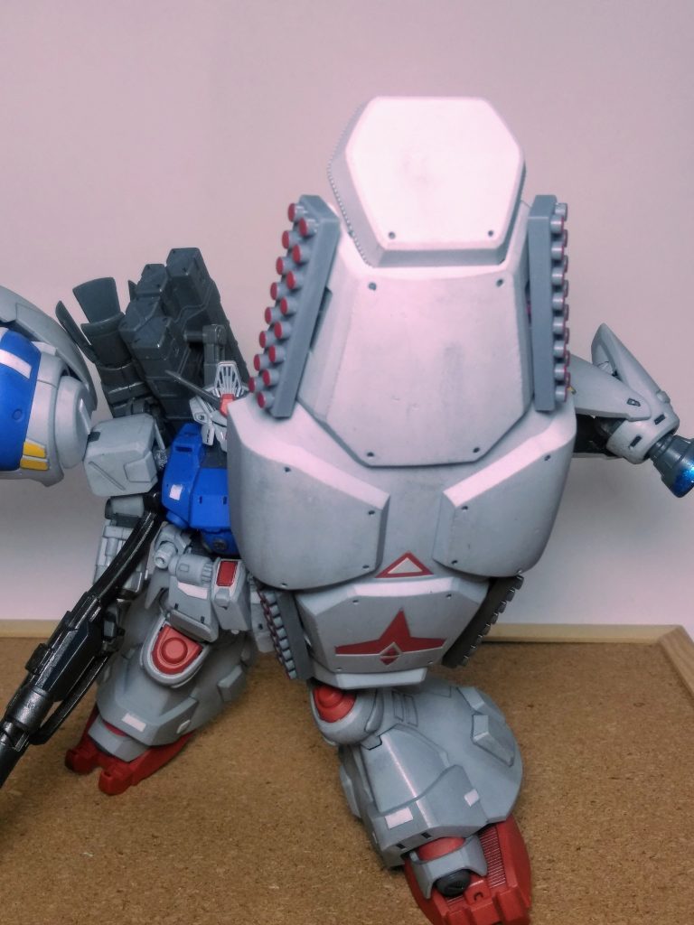 相変わらずですが『0083のMS全般』は目立ちません 😣⤵️⤵️そんな本作品ではアッテも、流石に宿敵機体であるこの子の見処は沢山あります 😍💕この様な容貌なので、劇中を縦横無尽に暴れまわる姿に惚れ込んだ方は多いでしょう 😆⤴️⤴️ 今回は初っぱなから蛇足作業🐍👣を始めますよぅ❗ 😁👍ｱｯ!ｲﾂﾓﾉｺﾄｶ専用装備の｢対核用シールド｣に｢16 連装ミサイル コンテナ × 4 ｣を携行装備しております 🤣🤣🤣