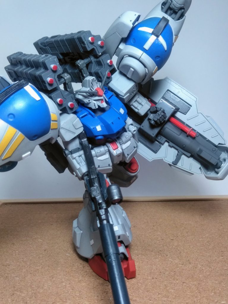 この子は特攻仕様機❗😖なので一撃必殺を実行しなければ成りません 😡💢だから背面に｢ 4 連装 多弾頭ミサイル筒 発射コンテナ × 2 ｣を設置です 😚💓当然ながらミサイルコンテナは全弾発射後にはパージと成ります  😃✨✨