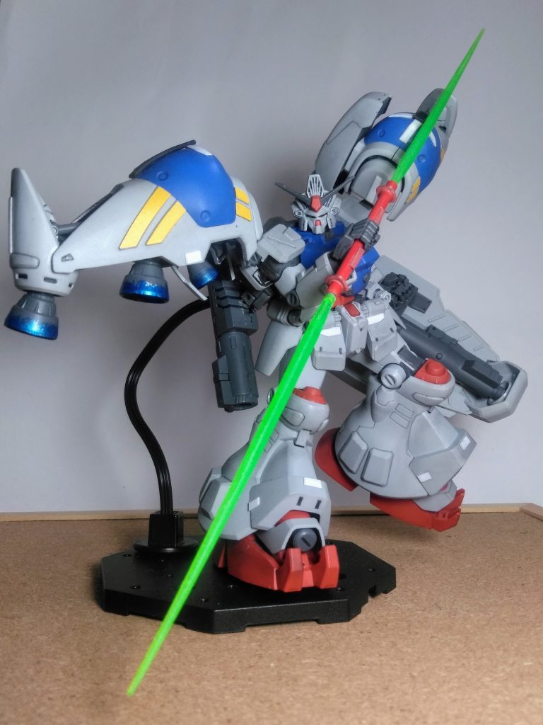 毎度恒例 ！｢ビーム サーべル｣を 抜刀です  😁🎶しかし多対一での戦闘に成ると予想が出来る本作戦 🙄ならば一振りで相手を斬り伏せる｢ビーム ナギナタ｣が有効かなぁ⤴️⤴️  😆💓『GPシリーズ』は高性能 & 高機能なのだからコンナ装備もアリですよね 😏ﾆﾔﾆﾔ