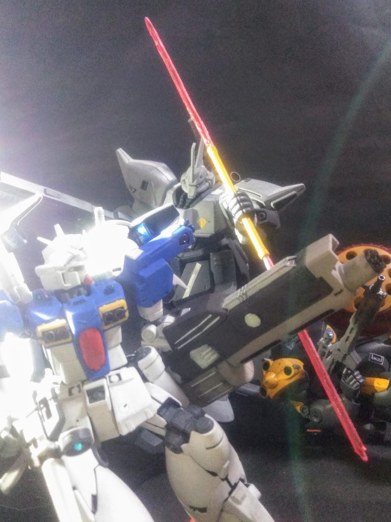 『MS-14 JG ゲルググ イェーガー』の パイロット『天斗朝靄 特務中尉 』(脳内設定・・・『ルッキールー中隊』が本来所属している【チベ級 宇宙重巡洋艦《ソラハ》】其処で艦隊指揮を取る『ヒロイ・ナオ・オキイナ中将(妄想艦隊司令)』の直営士官。バディである『エドガー・フィガロ 特務中尉』とは教導隊時代からの腐れ縁。特務兵士という役職上、単独での行動も多々あり。MSに大型刀剣を携えさせ、相手を裁き断つ様相から『ザッパー(裁断者)』と讃えられる・・・ ) 遂に『デラーズ フリート』の特殊重要作戦が発動しました 😤　　　　　　　　　　　　　　果たして彼の活躍は如何程に❓🧐 てな訳で、今回も蛇足作業🐍👣から始めます 😆👍キットには『ビーム サーベル』が付属しておりません 😩💦なので｢薙刀タイプ｣がお気に入りの『天斗 特務中尉』の為に｢プラパイプ等｣で新規にコサエテみました 😋 上記ショットは『GP-02を捕獲寸前のGP-01の邪魔をする天斗さん』😡ｻｾﾙｶﾖ!💢