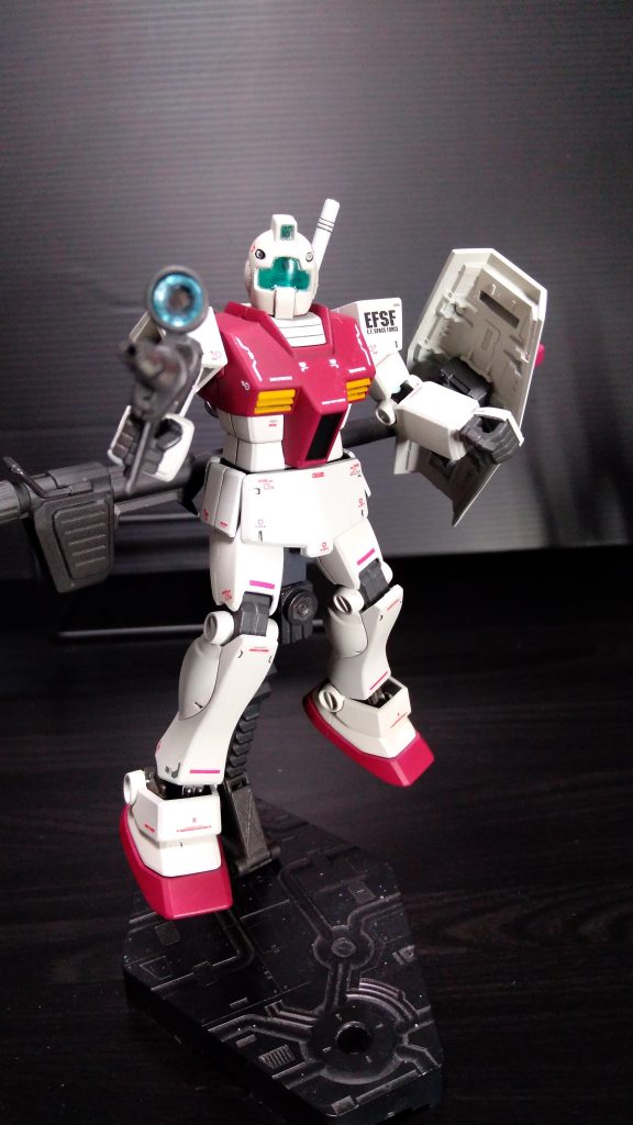 パッケージイラスト風のポージングです。流石に初期のHGUCとなり可動範囲は控え目となっています。