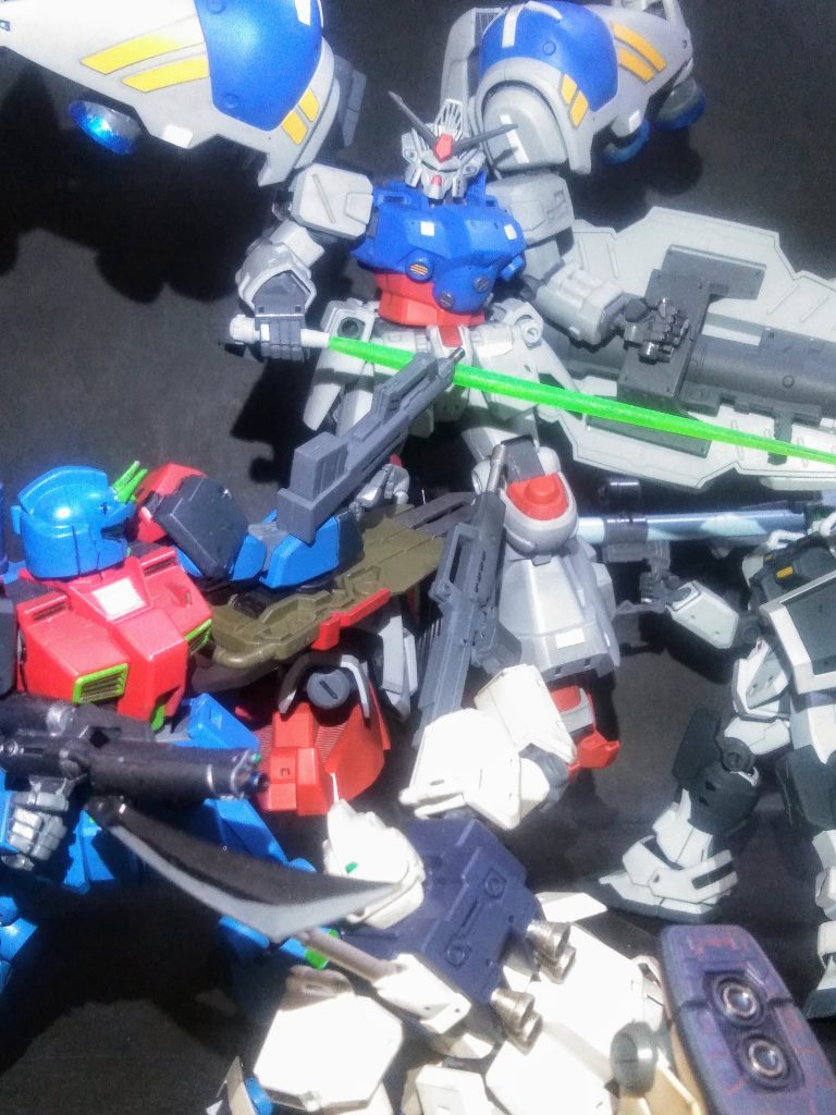 まんまと『GP-01から逃げ仰せたガトーさん』😝そんな『GP-02に追い縋るアルカード大尉のダディズ・プリーチ隊』😠先を急ぎたい『ガトーさん』は力任せに押し通る事にしたのでした 💪😤💨 おおぅ！ゴッチャゴチャでナンテ見苦しい絵面なのでしょう 😭💦