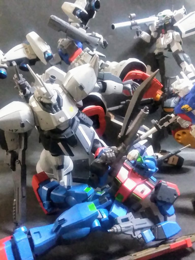 『ゲルググ イェーガー』とイエば ｢圧倒的なスペックを誇る高性能機｣  (;´Д｀)´д｀)ｳﾝｳﾝ機体各部のセンサー類は『ガンキャノン』に匹敵するそうです 🤔でも、狙撃に特化した機体というわけではなく、あくまでも汎用機で「狙撃も対応できる」と言った意味合いが強いトカ 😃ﾍｪｰ🎵また、スラスターの推力は全てのゲルググの中で最も高く、バックパックを含めた総推力は通常のゲルググの軽く3倍以上だともイワれてます 🤨ｲﾔ!ｵｶｼｲﾀﾞﾛｩ❓（後年のリゲルグ、RFゲルググすら上回るほど） 『GP-01と天斗さん』も追い付いて又も現場は大混乱❗ 😩💨隙をついて『ガトーさん』射撃ポイントへスタコラサッサのマッシグラ❗❗ 🏃💨🏃‍♀️💨