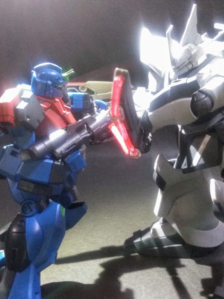 『ゲルググ J 』が手にしてるのが『ザッパー』の二つ名の由来となる大型刀剣 😘この刀剣には｢ビーム発振機能｣が付いています 😆✌️　　　　ベースと成ったのはガンプラモデラーの友『M,S,G,』の『ソード &マチェット セット』です 😍💗ウハッ！悲しいかな！！この角度じゃ形状が判りませんね 😖⤵️⤵️ でもコチラ観ればダイジョブ 😤💨気にナル又はお手隙な方は参照にドウゾ 😌 https://gumpla.jp/hg/1752025