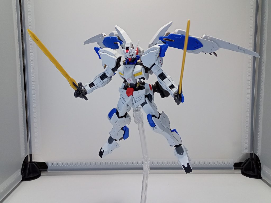 武装はバエル・ソードとスラスターウィングに内臓されている電磁砲です