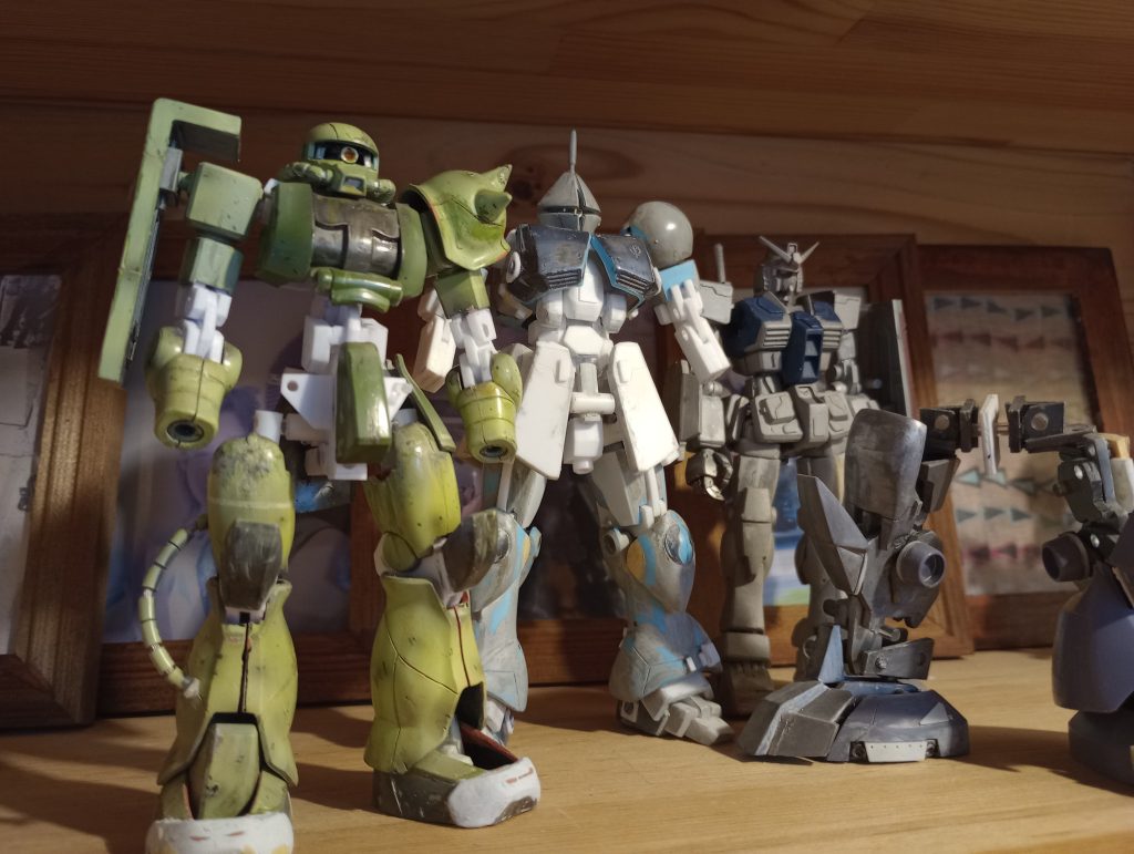 やる気なくなった時点で何年も保留、別のキットに手を出す。奥のガンダムはhgucで、もう20年くらいたつが完成してない。ドムは今で5年くらい。