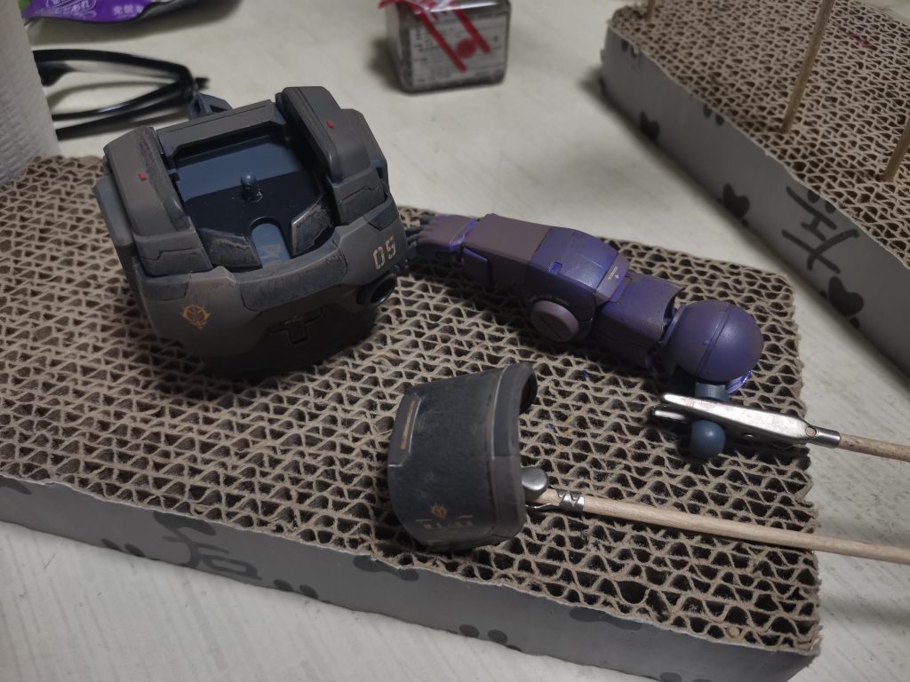 ５．デカールを貼った後、つや消しスプレーでコーティングし、ウェザリングカラーでトーンを落とします。さらにウェザリングマスターで汚れを入れていきます。